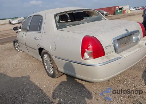 2004 Lincoln Town Car Ultimate z USA, uszkodzony, nr VIN 1LNHM83W44Y661605